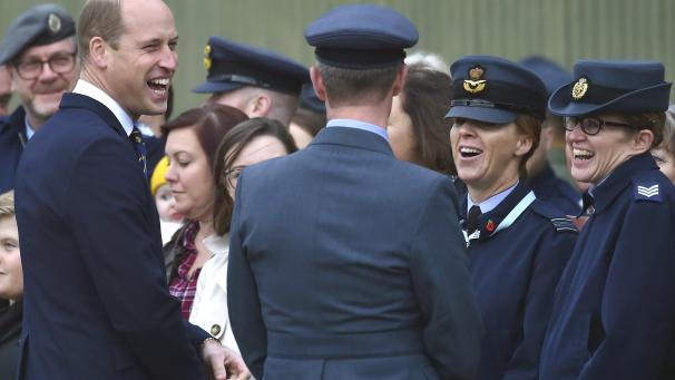 Le Prince William qui sourit en rencontrant des familles de la Royal Air Force lors d’une visite à la base de Coningsby pour s
