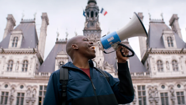 Acteur raté, JP (Zadi) décide d’organiser la première marche de contestation noire en France.