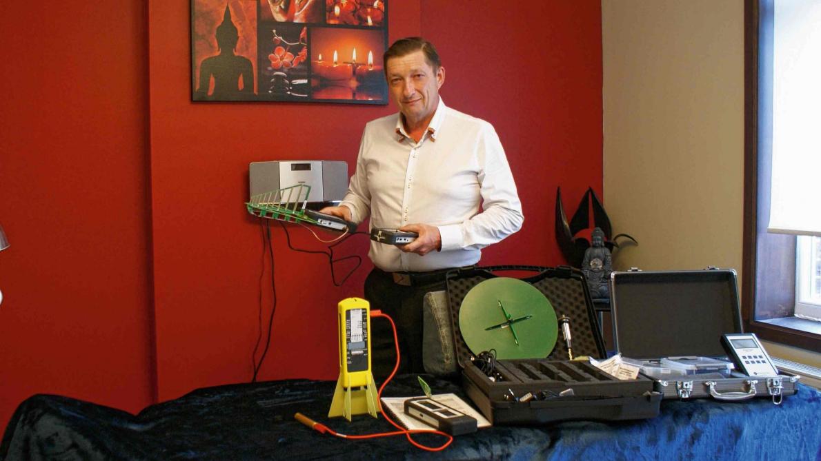 Jean-François Guillotte, géobiologue, mesure les ondes électromagnétiques et les champs électriques.