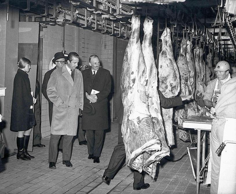 À l'occasion du centenaire de l'entreprise, en 1967, le prince Albert inaugure la nouvelle boucherie centrale.