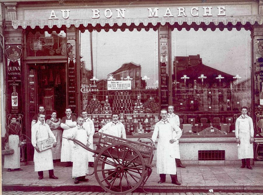 La première succursale Delhaize s'ouvre en 1904 à Charleroi, place du Sud, aujourd'hui 
place Verte.