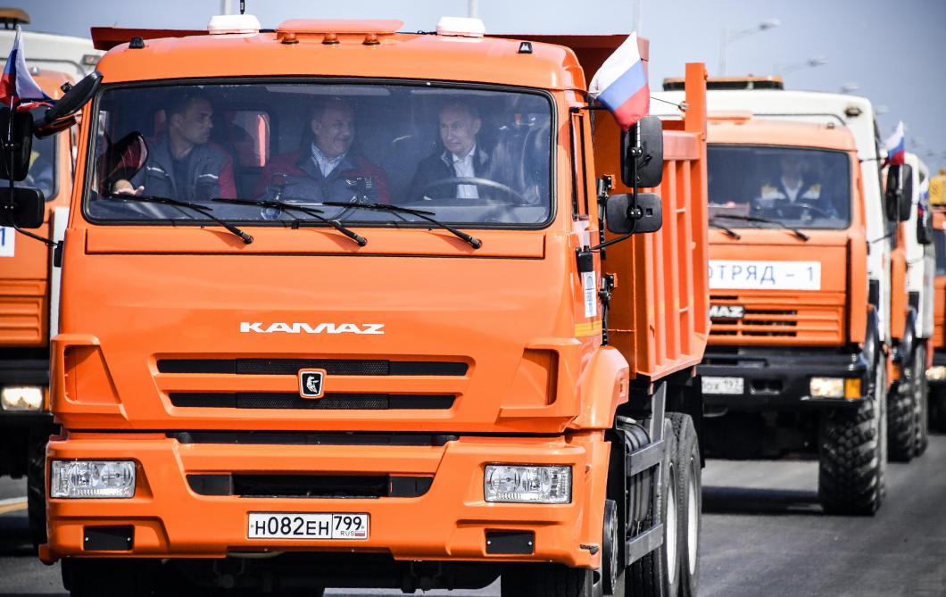 au volant dun camion poutine inaugure le nouveau pont reliant la