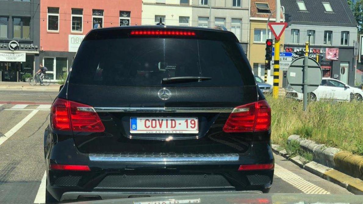 Un Belge Personnalise Sa Plaque D Immatriculation Covid 19 Gardez Un Metre Et Demi De Distance Avec Ma Voiture Soirmag