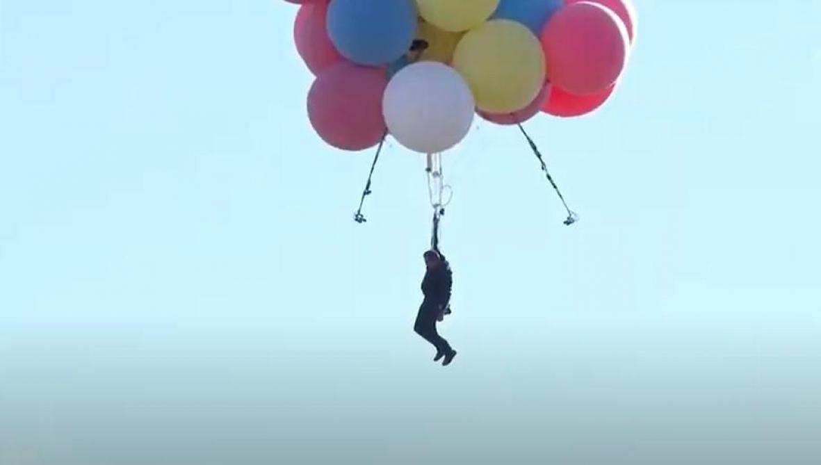 Accroché à des ballons, il s'envole jusqu'à 7.300 mètres d'altitude (vidéo)  - Soirmag