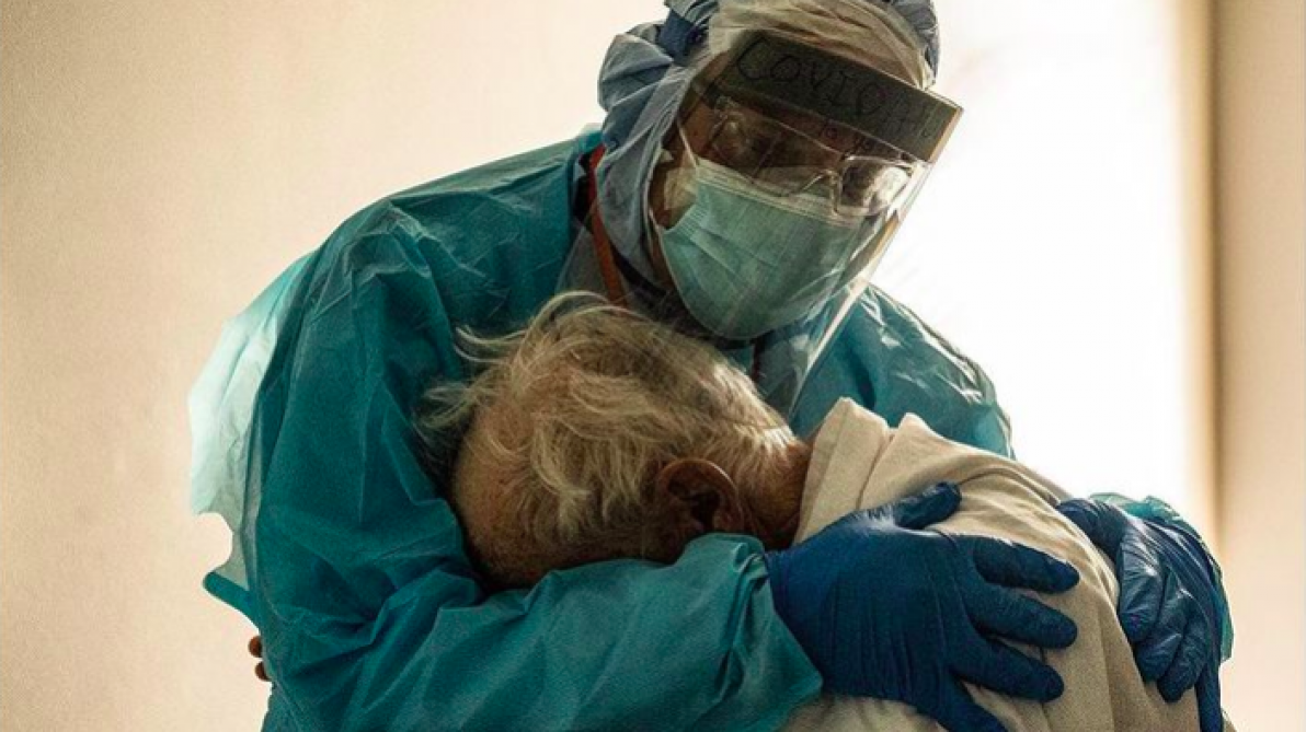 Cette photo d’un médecin serrant son patient atteint du Covid dans ses bras fait le tour du monde