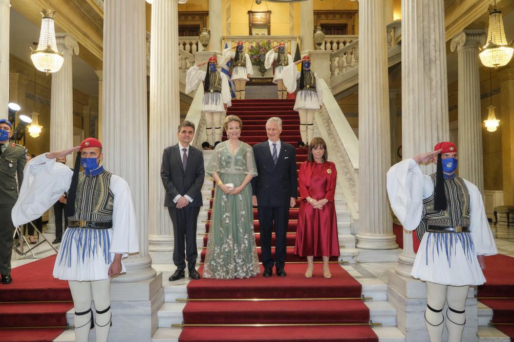 Le couple royal et le couple présidentiel dans l’escalier d’honneur du palais présidentiel.