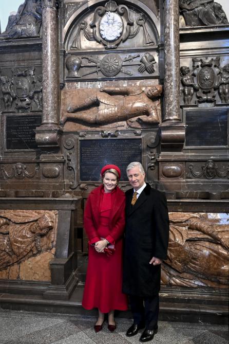 Le Roi et la Reine devant le tombeau de Lew Sapieha à Vilnius
