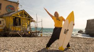 Jean Dujardin a repris le look yellow du cultissime surfeur Brice de Nice. © D.R.