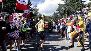 Après avoir brisé son vélo à l’arrière d’une moto, Chris Froome poursuit sa route à pied sur le géant de Provence, devant des (télé)spectateurs  éberlués.