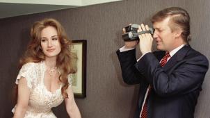 Mai 1993, à New York : Donald Trump s’extasie devant Bridget Marks, la playmate sacrée pour le 40e anniversaire du magazine « Playboy », qu’il vient lui-même d’interviewer. © AFP.