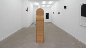 Joachim Bandau, «
Figur
», 1972 / 2013, multiplex de bouleau, 188 x 48 x 42 cm, 65.000 euros.