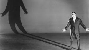 Aznavour en 1957, sur la scène de «
36 chandelles
». Déjà un géant... © D.R.