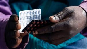 Si des traitements existent, «
On n’est pas près d’abandonner la recommandation du port du préservatif, qui restera de longues années un moyen efficace de diminuer la contamination
».