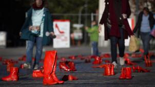 Des paires de chaussures rouges ont été placées place Jourdan, dans le quartier européen, pour symboliser les victimes de féminicides. © EPA.