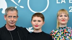 Eliza Scanlen à Venise en 2019, entourée de Ben Mendelsohn  et Shannon Murphy.