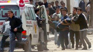 Des blessés évacués à Gaza le 1er mai 2003 en pleine intifada.