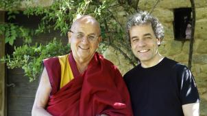 Matthieu Ricard est moine bouddhiste. Il vit au Népal. Il est l’auteur de « L’art de la méditation. Plaidoyer pour le bonheur ». Ilios Kotsou est chercheur en psychologie et cofondateur de l’association « Émergences ». Il vit à Bruxelles. Les téléspectateurs l’ont découvert il y a dix ans dans les émissions sur le bonheur de Frédéric Lopez sur France 2.