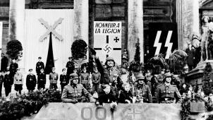 En août 1941 devant la Bourse à Bruxelles, Léon Degrelle, chef du mouvement rexiste, et promu capitaine, salue le départ de la «Légion Wallonie», incorporée dans la Waffen SS.