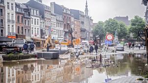 Le centre de Verviers sous eau: On projetait de bâtir un nouveau centre commercial, précisément là où la rivière a tout inondé! Pourquoi ne pas y aménager un parc, inondable en cas de phénomène météorologique extrême?», propose l’architecte Joël Privot.