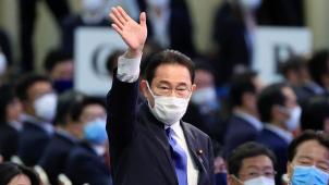 Fumio Kishida savoure sa victoire après la proclamation des résultats du vote: le Parti libéral démocrate a choisi la voie du centre...