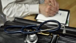 Les consultations pour délivrer un certificat médical pour une courte absence au travail représentent une surcharge de travail pour les généralistes. Et coûtent 60 millions par an à l’assurance-maladie.
