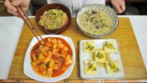 Un exemple  : à droite, du tofu sauté et un mijoté de champignons, à gauche, un kimchi de radis et des noodles aux légumes, sauce chilli.