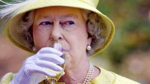 Rare photo de la Reine en train de boire de l’alcool en public. Ces choses sont d’ordinaire very very private !