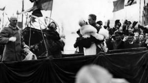 Le 8 novembre 1926, lors de l’arrivée d’Astrid en Belgique, le prince Léopold brave les convenances de l’époque pour embrasser sa femme avec fougue.