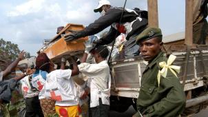 Transport de cercueils de soldats abattus lors d’affrontements avec les rebelles, à Bukavu: un cycle infernal de violences...