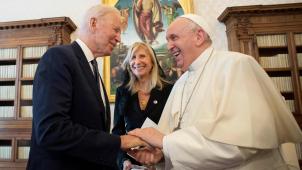 Le président américain a fait cadeau au pape d’une chasuble brodée à la main datant de 1930, tandis que le souverain pontife lui a remis une peinture sur céramique, ainsi que certains de ses écrits.
