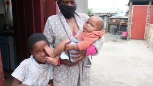 De nombreux habitants du Mpumalanga souffrent de maladies respiratoires, comme cette mère et son bébé.