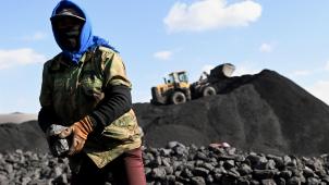 En Chine - ici, une mine à Datong, dans le Shanxi -, le charbon contribue encore à plus de 70% de la production électrique. Mais le gouvernement de Pékin a annoncé qu’il arrêterait tout soutien financier à des projets charbonniers à l’étranger...