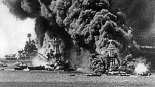 La flotte américaine touchée par les attaques japonaises, un désastre humain et militaire.