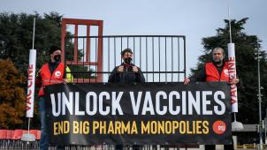 Des manisfestants en faveur de la levée des brevets sur les vaccins, à Genève.