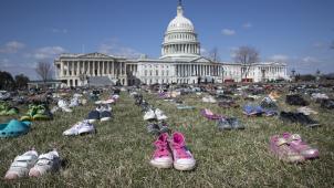 En mars 2018, quelque 7000 paires de chaussures avaient été déposées devant le Capitole pour symboliser le nombre d’enfants morts par armes à feu depuis le massacre de 20 bambins à l’école Sandy Hook, en décembre 2012.