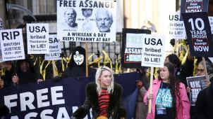 Les partisans de Julian Assange s’étaient rassemblés, ce vendredi matin, devant le siège de la Haute Cour à Londres.