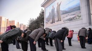 Ce vendredi à Pyongyang, pour marquer le dixième anniversaire de la mort de Kim Jong il - père de Kim Jong un -, les Nord-Coréens se sont inclinés devant le tableau le représentant avec son propre père Kim Il sung, fondateur de ce «régime dynastique».