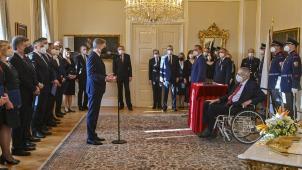 Le Premier ministre Petr Fiala expose son programme au président Milos Zeman (en fauteuil roulant), après la nomination de son gouvernement, vendredi à Prague.