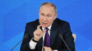 Vladimir Poutine a réitéré ses attaques traditionnelles contre l’Occident, mais il a aussi joué l’apaisement sur le front ukrainien.