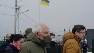 Josep Borrell, en visite en Ukraine, s’est rendu sur la ligne de front face aux séparatistes pro-russes, en compagnie du ministre ukrainien des Affaires étrangères, Dmytro Kuleba.