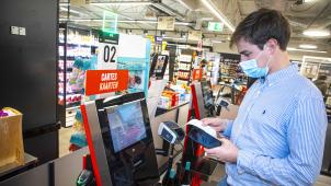 Depuis ce 20 janvier, à la caisse, les clients de Delhaize peuvent choisir entre le ticket traditionnel et sa version numérique sur smartphone, une première dans le secteur des supermarchés en Belgique francophone.