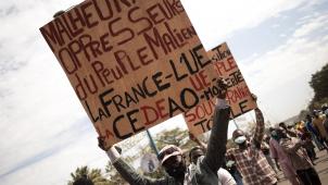 Le 14 janvier dernier à Bamako, à l’appel de la junte, des manifestants dénonçaient tout à la fois la France, l’Union européenne et la Cédéao.