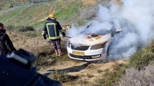 Une voiture incendiée par des colons extrémistes près du village de Burin, en Cisjordanie occupée.