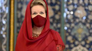 La reine Mathilde dans une magnifique tenue orientale pour visiter la Grande Mosquée de Mascate.