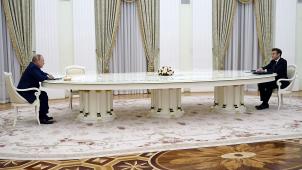 Dans un salon du Kremlin, Vladimir Poutine et Emmanuel Macron étaient assis de part et d’autre d’une très longue table blanche, séparés de plusieurs mètres, une mesure due à la pandémie.