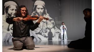 Habitué des grands plateaux (ici dans I Silenti), le musicien tsigane Tcha Limberger est allé armé simplement de son violon pour rencontrer des jeunes à Namur.