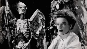 Katharine Hepburn dans le rôle d’une veuve dont le fils est mystérieusement décédé.