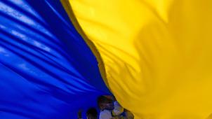 Au Panama, des enfants ukrainiens jouent sous le drapeau bleu et jaune lors d’une manifestation contre les attaques russes.