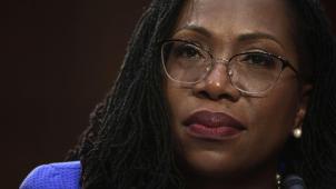La magistrate Ketanji Brown Jackson n’a pu cacher son émotion lors de son audition au Sénat: elle devient la première femme afro-américaine à siéger à la Cour suprême.