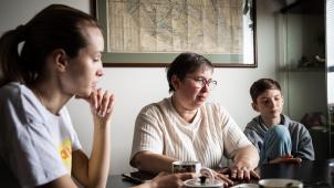Kristina, Iryna et Timour Manko autour de la table de leur appartement praguois: des souvenirs terrifiants.